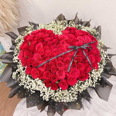 seven florist heart shape 99 roses 01a 1